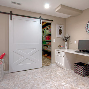 セントルイスの巨大なコンテンポラリースタイルのおしゃれな地下室 (半地下 (ドアあり)、ベージュの壁、クッションフロア) の写真