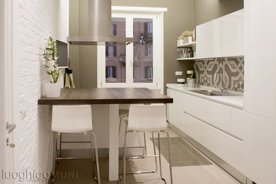 ローマにある高級な広いコンテンポラリースタイルのおしゃれなキッチン (シングルシンク、フラットパネル扉のキャビネット、白いキャビネット、珪岩カウンター、マルチカラーのキッチンパネル、磁器タイルのキッチンパネル、黒い調理設備、磁器タイルの床、ベージュの床、白いキッチンカウンター) の写真