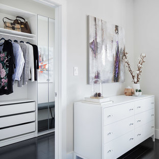 Idee per una cabina armadio per donna minimal di medie dimensioni con nessun'anta, ante bianche, parquet scuro e pavimento nero