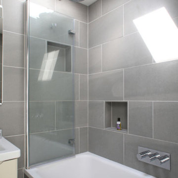 Fold flat bath screen