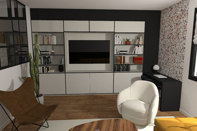 Exemple d'un salon ouvert avec une bibliothèque ou un coin lecture, un mur blanc, un sol en bois brun et un téléviseur fixé au mur.