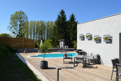 Idée de décoration pour une piscine design.