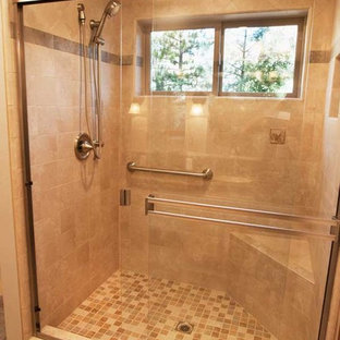 Landhausstil Badezimmer mit braunen Fliesen Ideen, Design & Bilder