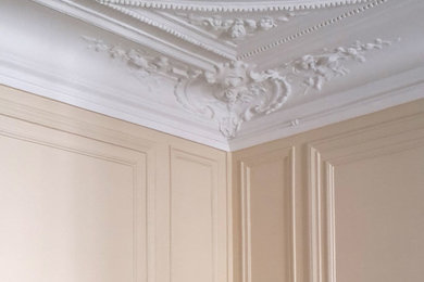 Cette image montre une grande salle de séjour traditionnelle ouverte avec un mur beige.