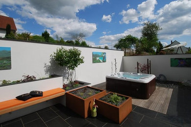 Große, Unbedeckte Moderne Terrasse hinter dem Haus mit Wasserspiel in Frankfurt am Main