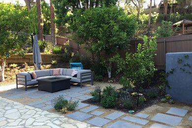 Inspiration for a modern landscaping in Los Angeles.