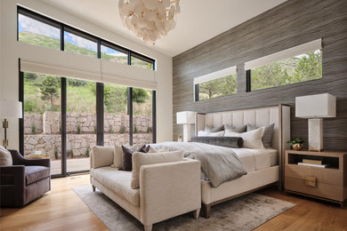 Ejemplo de dormitorio principal y abovedado contemporáneo grande con paredes grises, suelo de madera clara, suelo beige y papel pintado