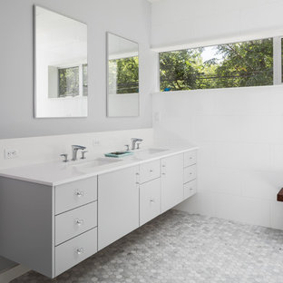 Esempio di una stanza da bagno padronale minimalista di medie dimensioni con ante lisce, ante grigie, vasca sottopiano, doccia a filo pavimento, WC monopezzo, piastrelle bianche, piastrelle in ceramica, pareti bianche, pavimento con piastrelle a mosaico, lavabo sottopiano, top in quarzo composito, pavimento giallo e doccia aperta