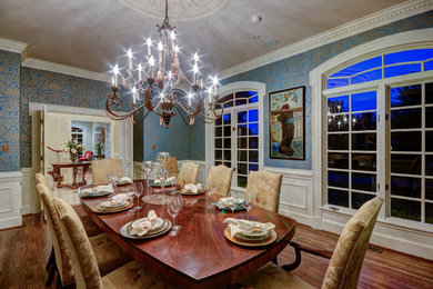 Dining room - traditional dining room idea in DC Metro
