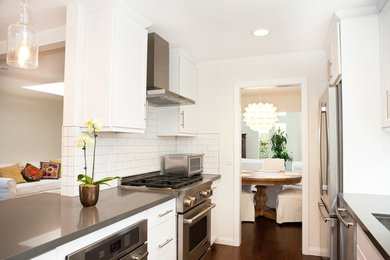 Eclectic eat-in kitchen photo in Orange County with subway tile backsplash