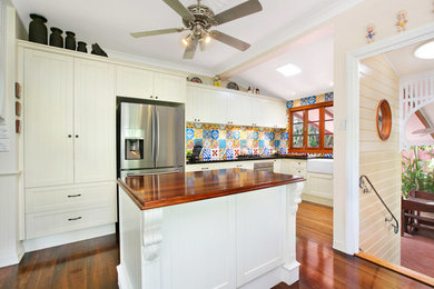 Design ideas for a traditional kitchen in Cairns.