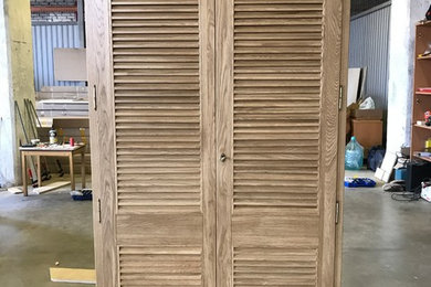 Шкаф для одежды из дуба с вентилируемыми дверцами