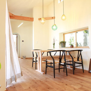 他の地域のモダンスタイルのおしゃれなダイニング (白い壁、無垢フローリング、茶色い床) の写真