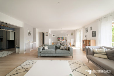 This is an example of a family room in Montpellier.