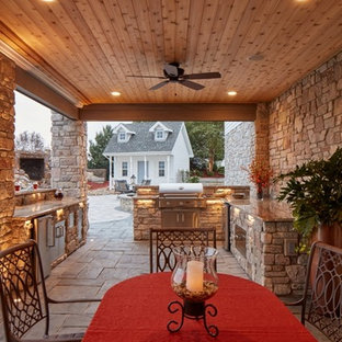 Geräumiger Pool hinter dem Haus in rechteckiger Form mit Poolhaus und Natursteinplatten in Omaha