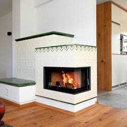 Moderner Kachelofen mit gro&szlig;er Glast&uuml;r &uuml;ber Eck - Heating And Cooling