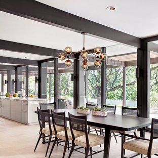 Modern inredning av ett stort kök med matplats, med kalkstensgolv, vita väggar och beiget golv