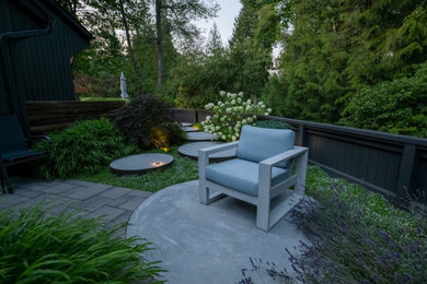 Ejemplo de patio minimalista pequeño sin cubierta en patio trasero con losas de hormigón