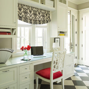 Diseño de despacho tradicional renovado con suelo de linóleo y suelo multicolor