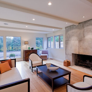 Idéer för att renovera ett stort funkis allrum med öppen planlösning, med en standard öppen spis, en spiselkrans i betong, ett finrum, beige väggar, ljust trägolv och brunt golv