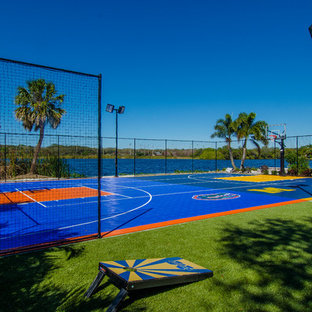 Réalisation d'un très grand terrain de sport extérieur arrière design avec une exposition ensoleillée.