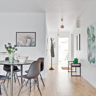 Exempel på en mellanstor nordisk matplats med öppen planlösning, med vita väggar, ljust trägolv och beiget golv