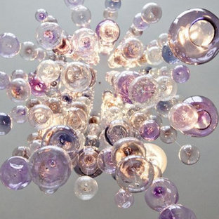 Idéer för mellanstora eklektiska ingångspartier, med lila väggar, en enkeldörr och en vit dörr