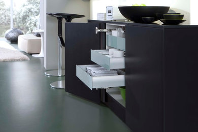 Kitchen - modern kitchen idea in New York