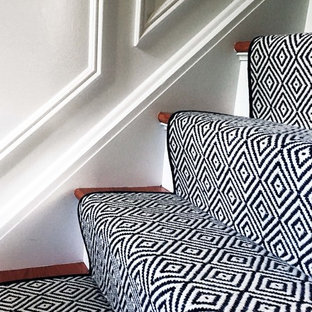 Idéer för att renovera en liten eklektisk foajé, med grå väggar, klinkergolv i porslin, en enkeldörr, en svart dörr och svart golv