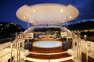 This is an example of a contemporary swimming pool in London.