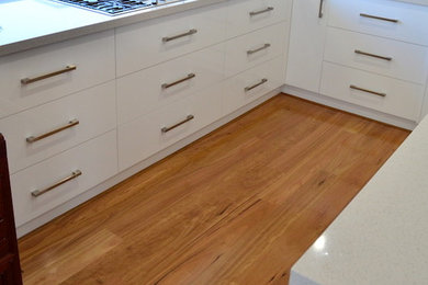Inspiration for a large traditional u-shaped kitchen in Perth with light hardwood floors and a peninsula.