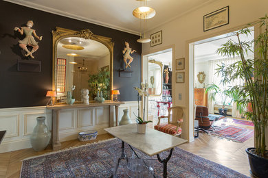 Exemple d'une entrée chic de taille moyenne avec un couloir, un mur bleu, parquet clair, un sol beige, une porte hollandaise et une porte blanche.