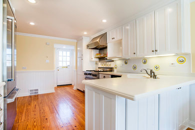 Kitchen - traditional kitchen idea in Chicago
