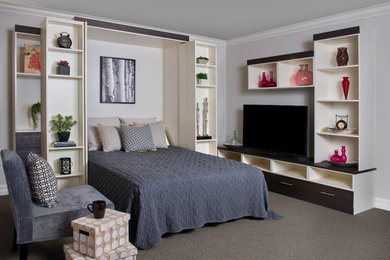 マイアミにある中くらいなトランジショナルスタイルのおしゃれな客用寝室 (グレーの壁、カーペット敷き、茶色い床) のレイアウト