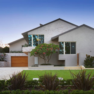 Inredning av ett exotiskt stort beige stenhus i flera nivåer