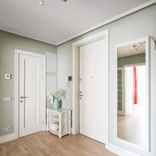 На фото: входные двери в современном стиле с серыми стенами, светлым паркетным полом, одностворчатой входной дверью и белой входной дверью
