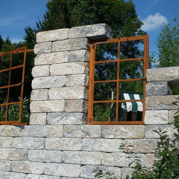 Mauer aus Betonstein mit Schmuckelementen