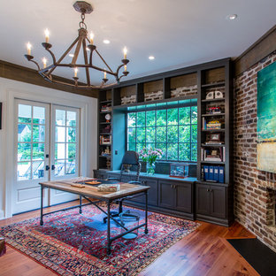 Exempel på ett mellanstort modernt arbetsrum, med mellanmörkt trägolv, en öppen hörnspis, en spiselkrans i tegelsten och ett fristående skrivbord