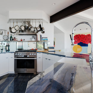 Offene, Mittelgroße Moderne Küche ohne Insel in U-Form mit Landhausspüle, flächenbündigen Schrankfronten, weißen Schränken, Quarzit-Arbeitsplatte, Küchenrückwand in Metallic, Rückwand aus Spiegelfliesen, Küchengeräten aus Edelstahl, Marmorboden, blauem Boden und blauer Arbeitsplatte in San Francisco
