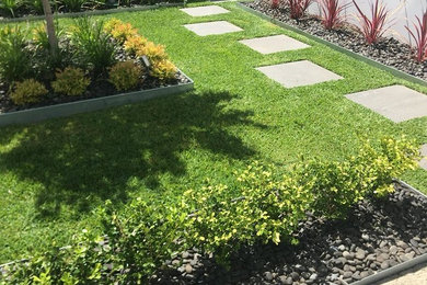 Свежая идея для дизайна: маленький участок и сад в стиле модернизм для на участке и в саду - отличное фото интерьера