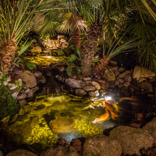 Geometrischer, Großer, Halbschattiger Stilmix Garten hinter dem Haus mit Teich und Flusssteinen in Los Angeles