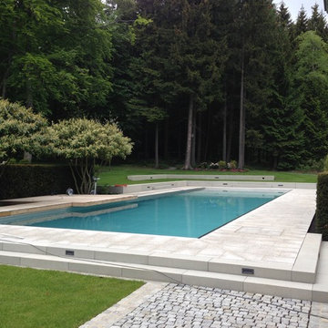 Villengarten mit Pool