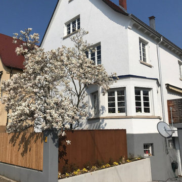 Das Corten-Holzlager schließt den Vorgarten zur Garageneinfahrt