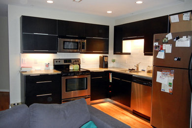 Example of a minimalist kitchen design in Raleigh