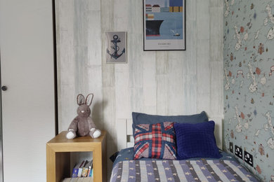 Foto de dormitorio infantil bohemio de tamaño medio con paredes multicolor, moqueta y papel pintado