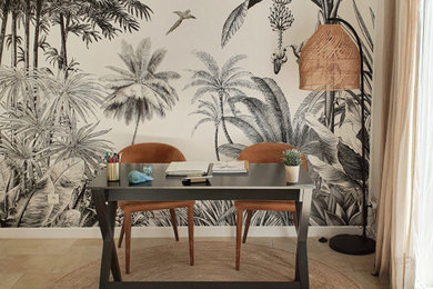 Diseño de despacho exótico pequeño con paredes negras, suelo de baldosas de cerámica, escritorio independiente, suelo beige y papel pintado