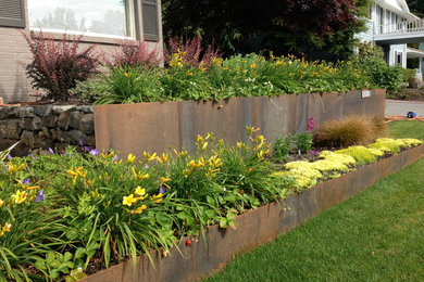 Inspiration for a mid-century modern landscaping in Seattle.
