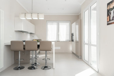 Idee per una cucina minimal di medie dimensioni con ante a filo, ante beige, top in laminato, paraspruzzi grigio, paraspruzzi con piastrelle in ceramica, pavimento con piastrelle in ceramica, nessuna isola, pavimento grigio e top grigio