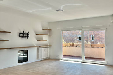 Foto de salón abierto y blanco y madera moderno grande con suelo de madera clara, suelo marrón, bandeja, paredes blancas, chimenea lineal, marco de chimenea de metal, televisor colgado en la pared y cortinas