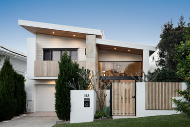 Großes, Zweistöckiges Modernes Haus mit Steinfassade und weißer Fassadenfarbe in Brisbane